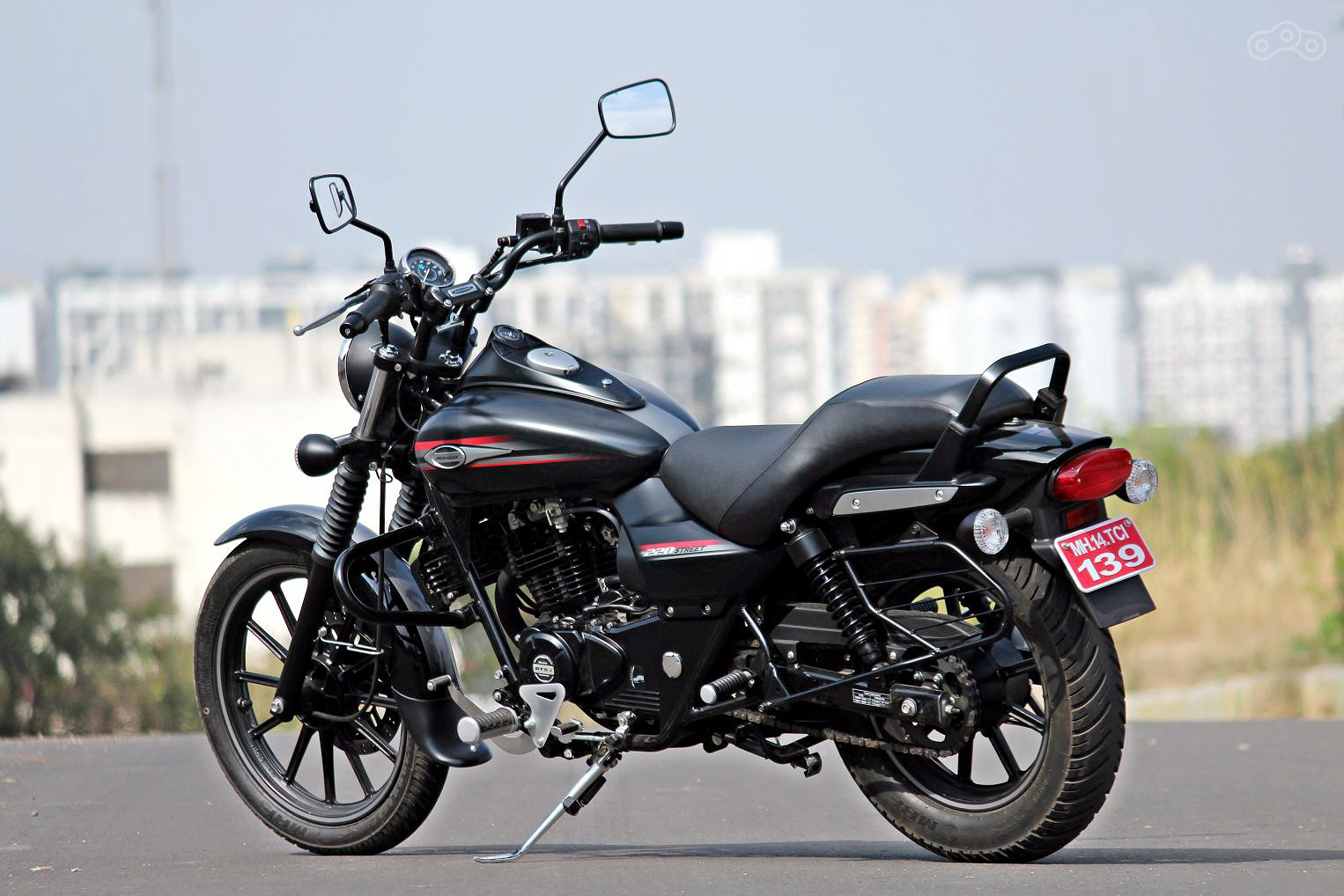 Новый индийский мотоцикл Бажаж Avenger Street 220. 