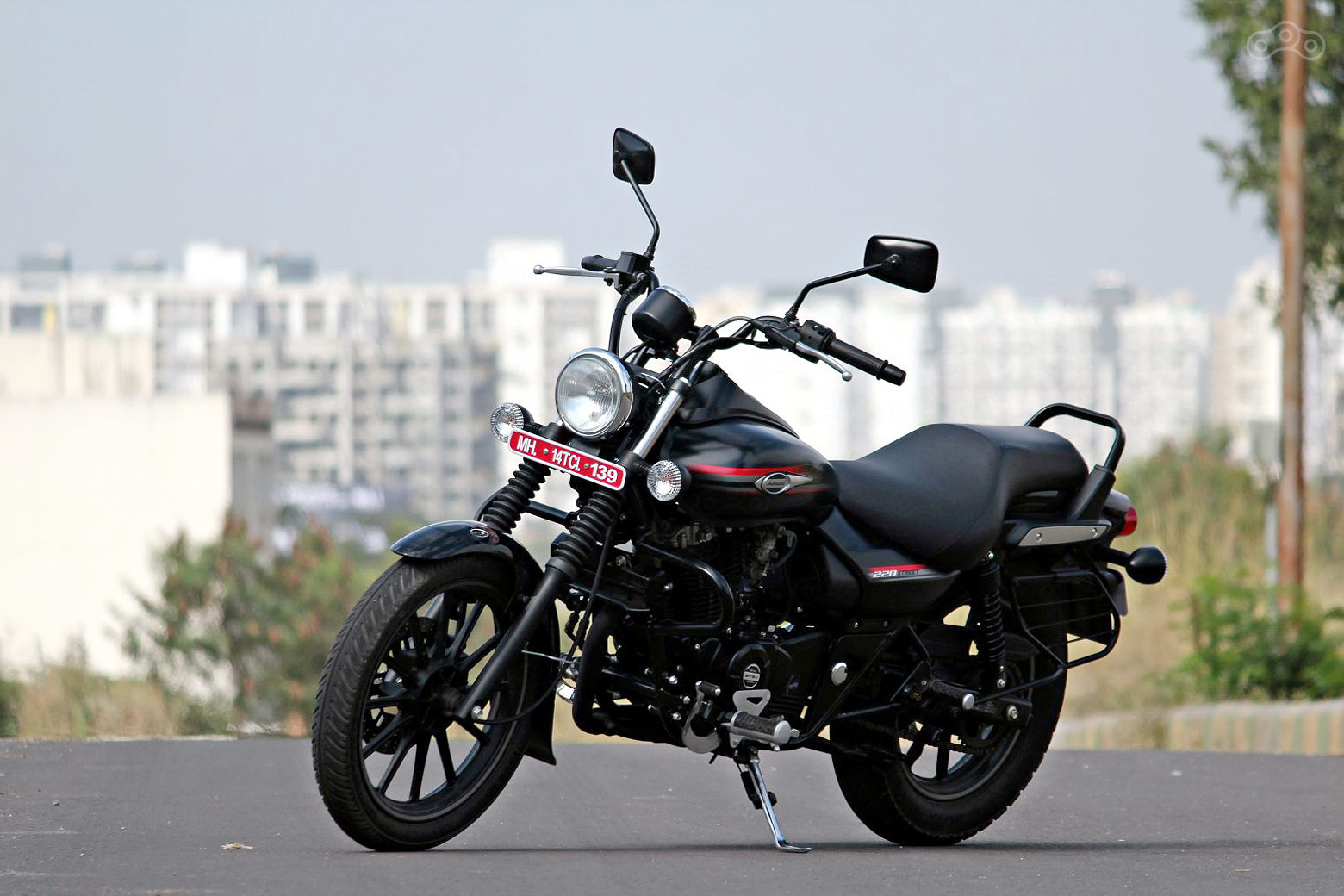 Мотоцикл Бажаж Avenger 220 Street доступен в черном цвете. 