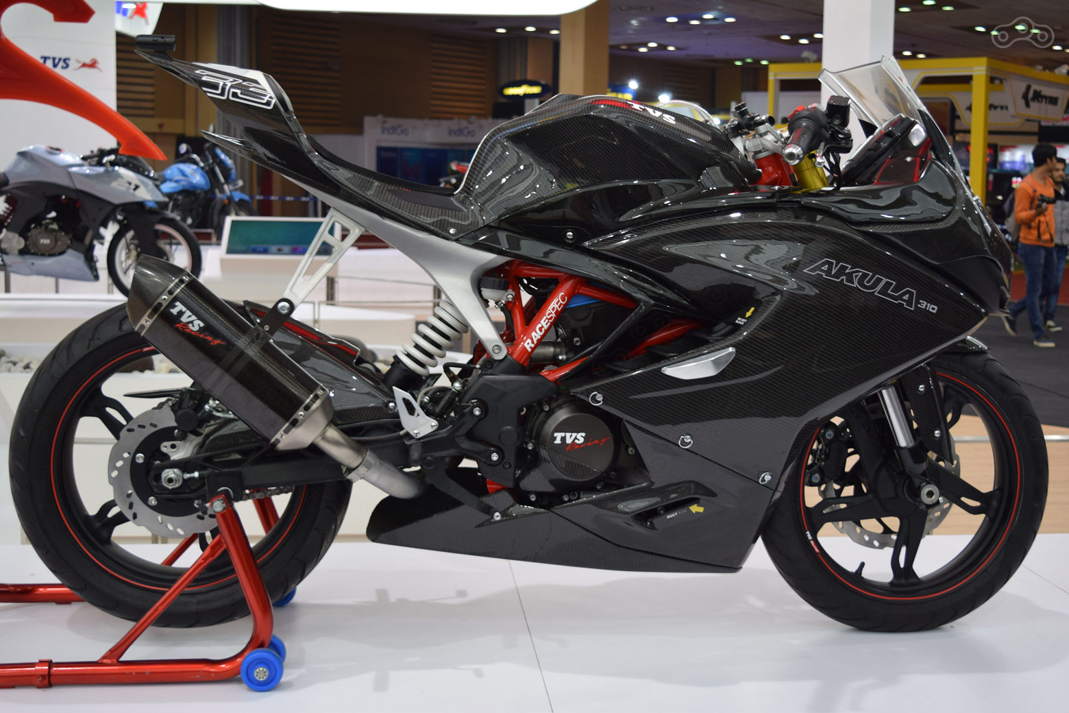 Мотоцикл TVS Акула 310 оборудован прямоточным глушителем, встроенными видеокамерами и рулевым демпфером. 