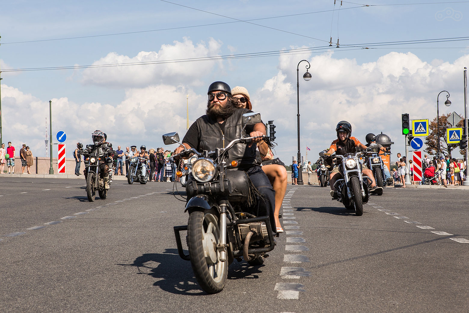 Участники фестиваля Harley Days 2015 во время мотопробега. 