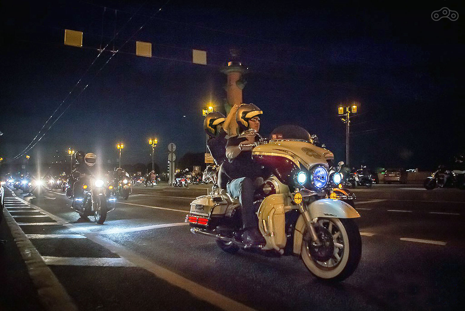 Участники ночного пробега Harley Days 2015. 