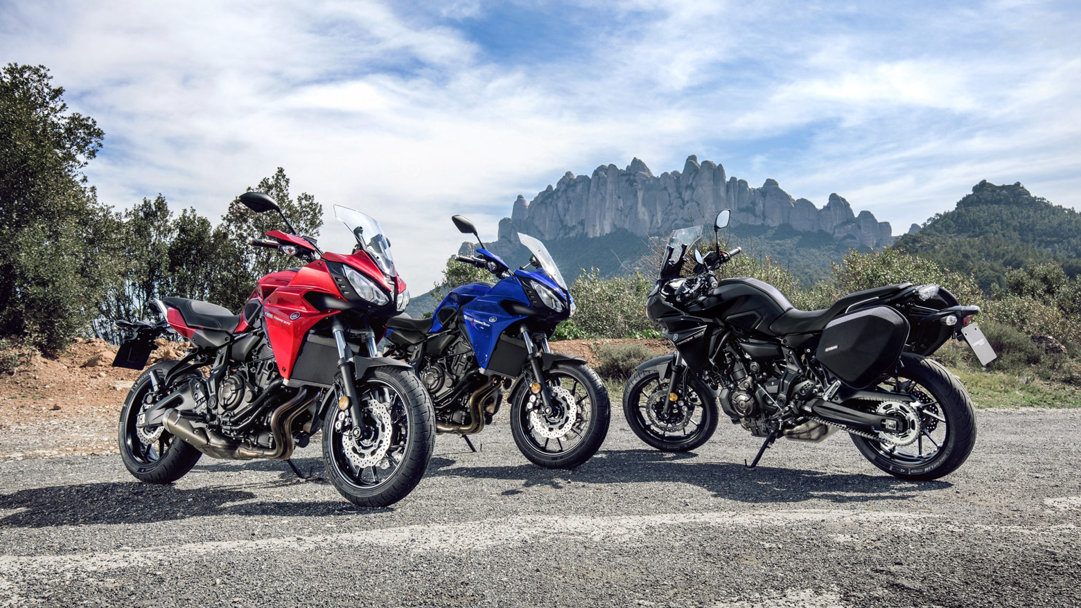 Новые мотоциклы Yamaha Tracer 700 в красном, синем и чёрном цвете (с кофрами)
