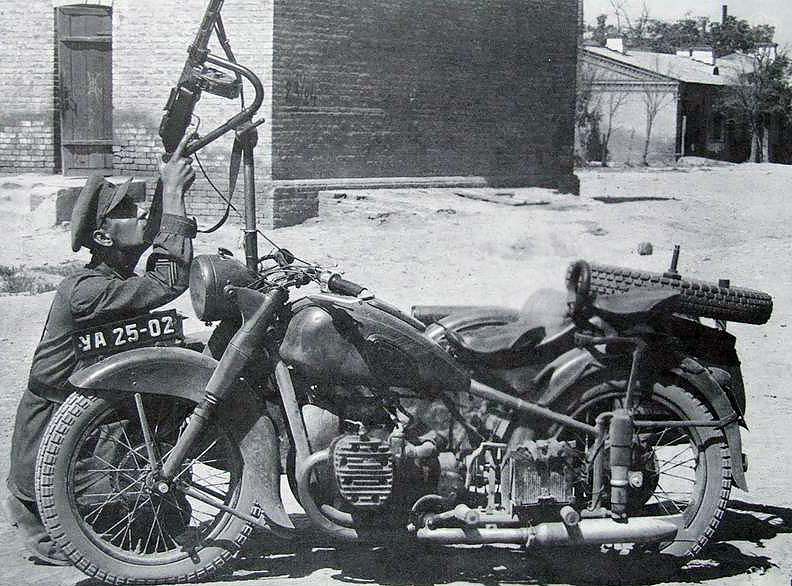 Пулемёт ППШ, установленный на тяжелом военном мотоцикле М-72, участвовавшем в Великой отечественной войне 