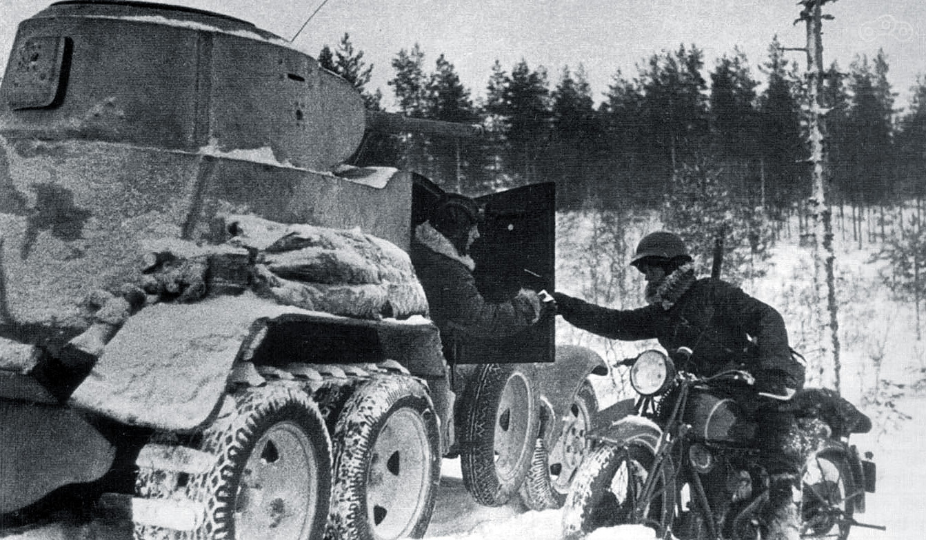 Финская война – мотоциклист на ТИЗ АМ-600 доставляет пакет водителю бронеавтомобиля БА-10 