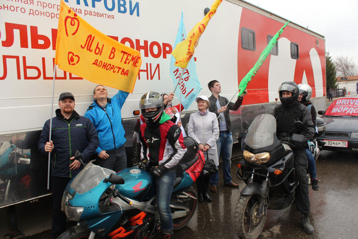 Саранские мотоциклисты на мобильной станции забора донорской крови