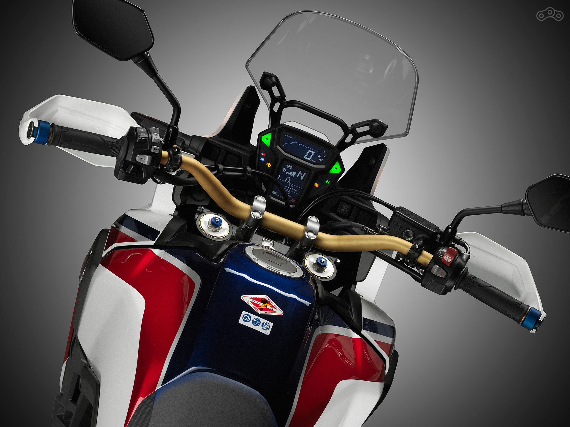 Студийное фото приборной панели нового мотоцикла Honda Africa Twin 2016. 