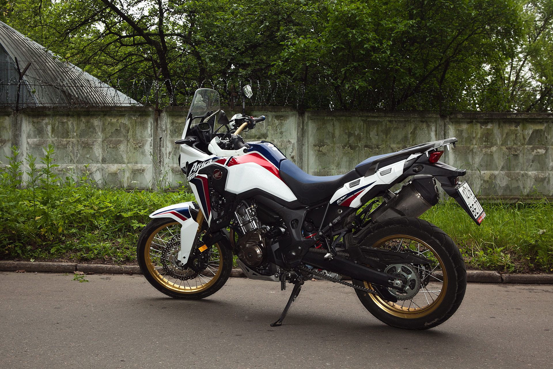 Подвеска мотоцикла Honda CRF1000L Africa Twin регулируется по старинке - вручную. 
