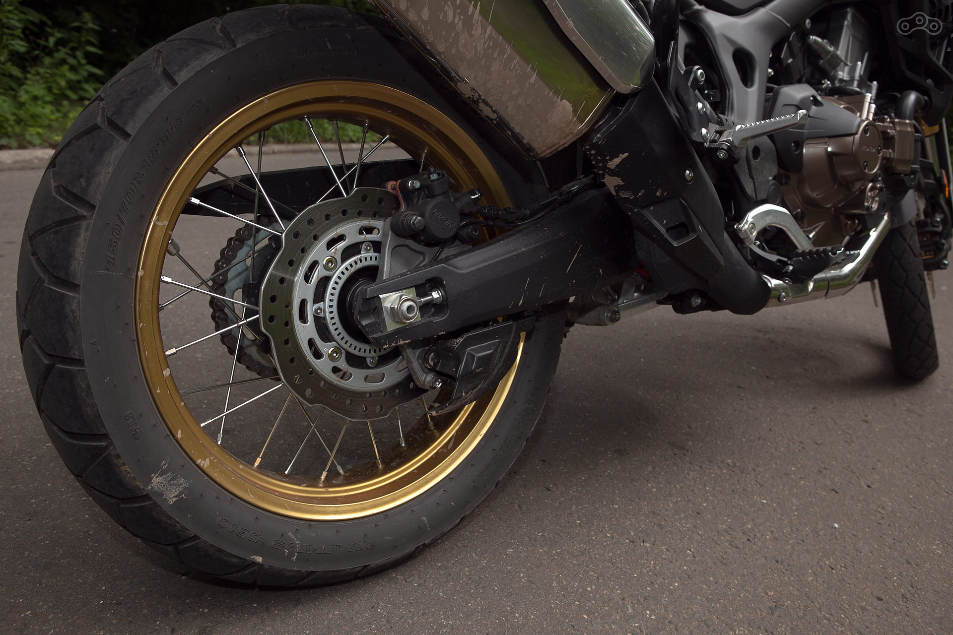 За стояночный тормоз на мотоциклах с DCT отвечает дополнительный суппорт. 