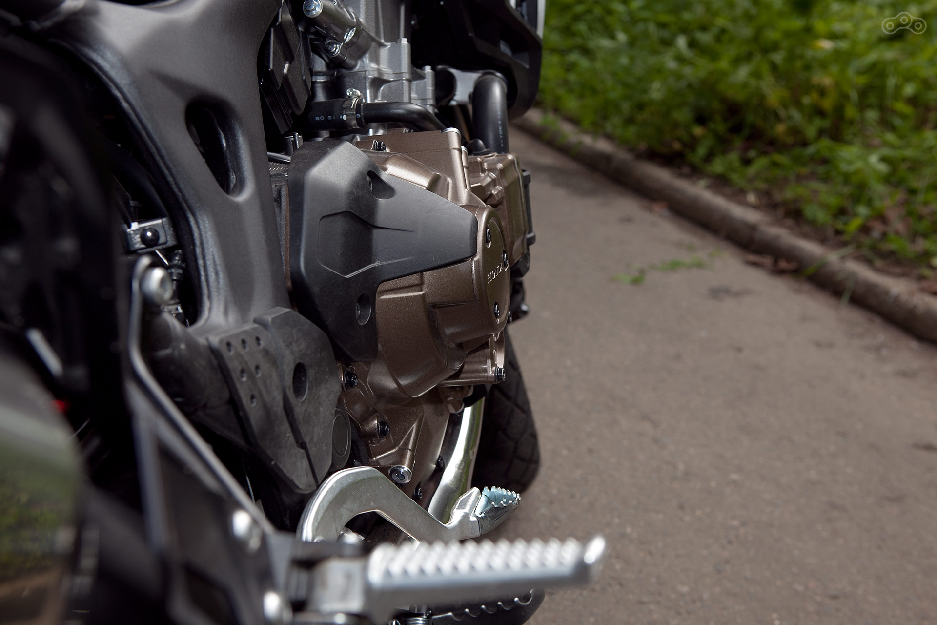 Будущим владельцам нового мотоцикла CRF-1000L Africa Twin от Honda следует озаботиться защитой ключевых узлов байка. 