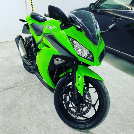 Kawasaki_Ninja_300_2015