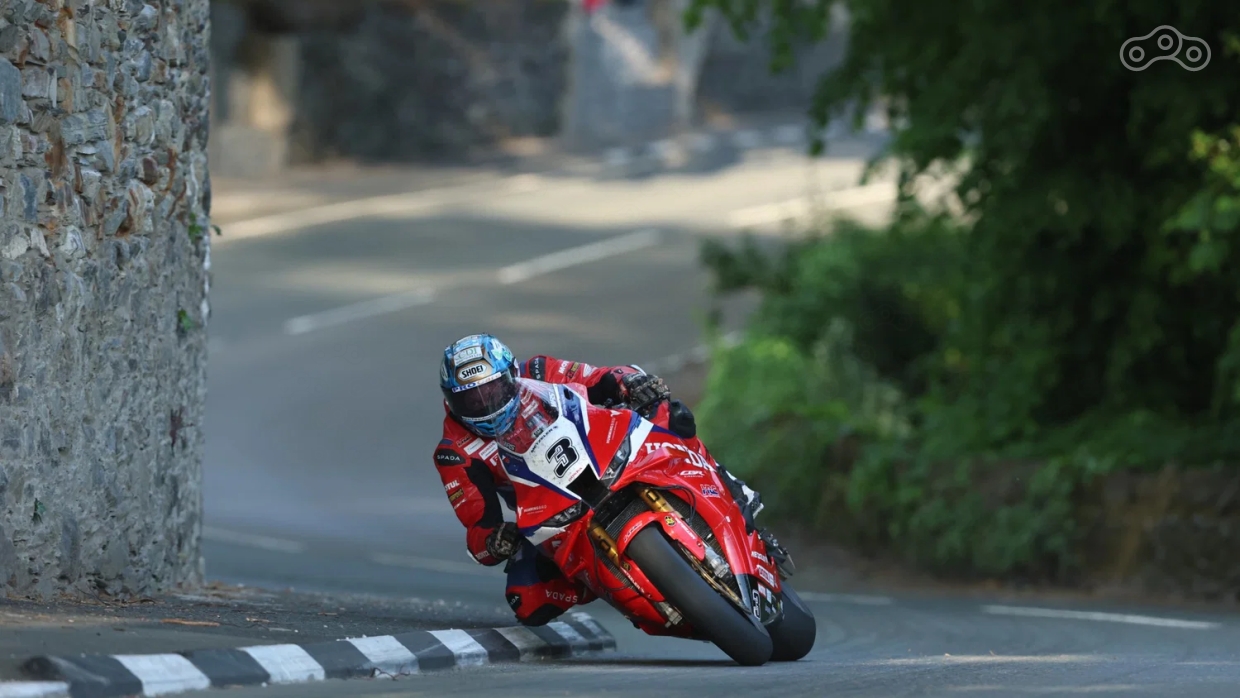 Дин Харрисон за рулем мотоцикла Honda CBR1000RR-R на гонках Isle of Man TT 2026 года