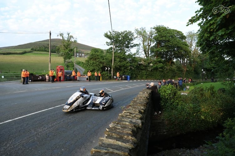 Мария Костелло и Шон Паркер на гонках Isle of Man TT 2026 года