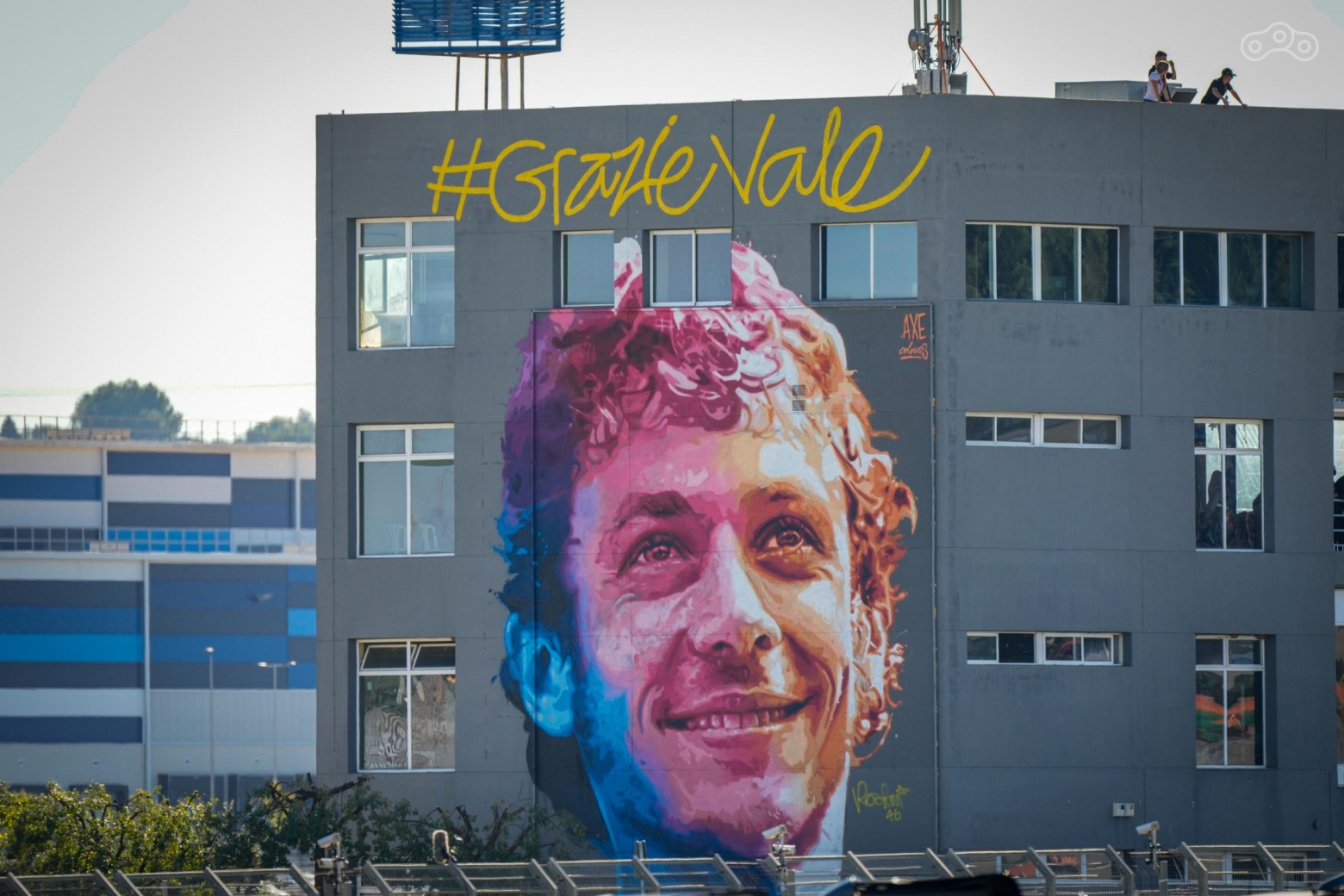 Граффити-портрет Росси на стене административного здания на территории гоночного трека имени Рикардо Тормо