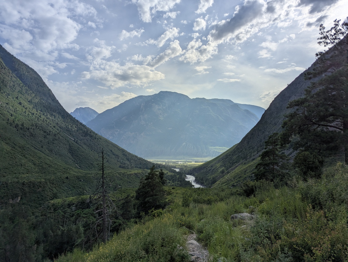 Вид на долину примерно с середины маршрута