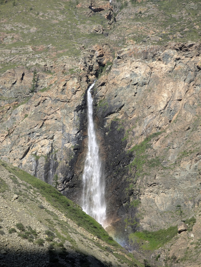 Водопадик примерно на полпути к перевалу