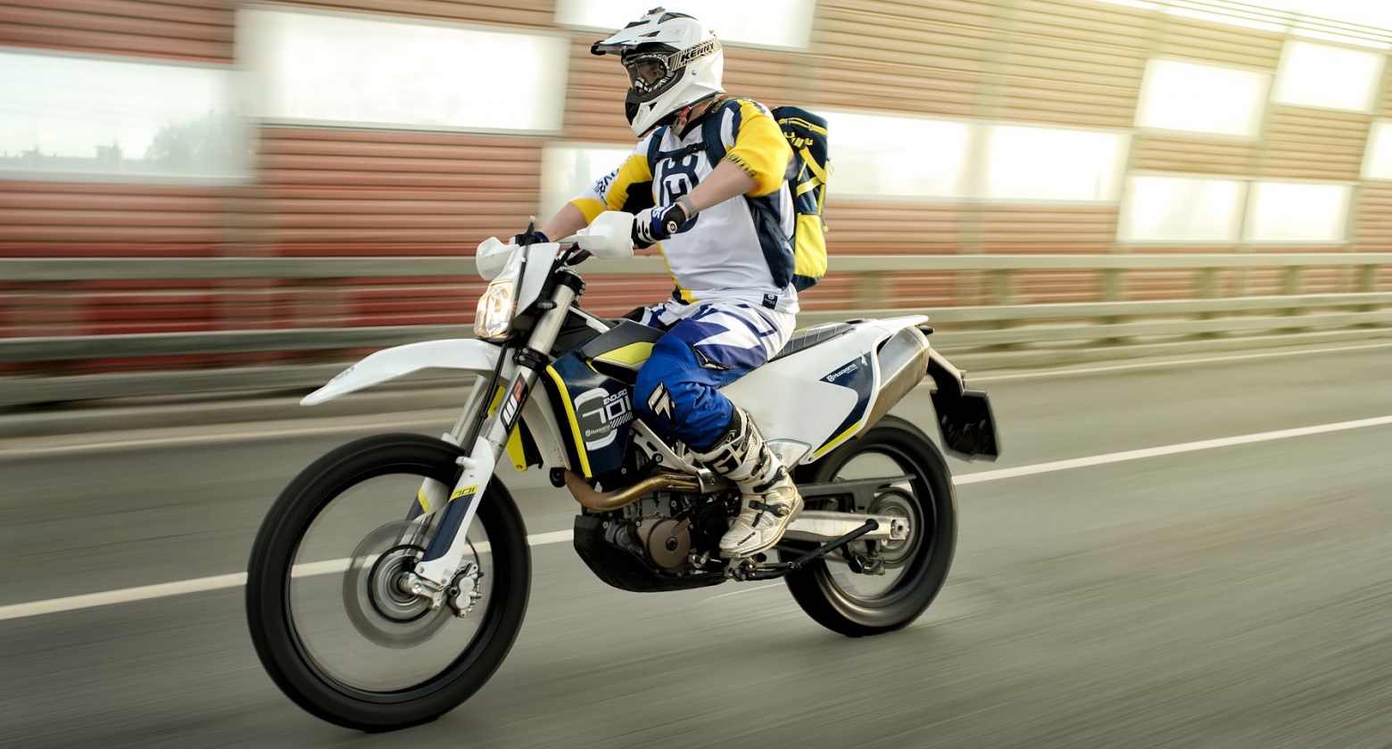 Husqvarna 701 enduro. Хускварна мотоцикл эндуро 701. Husqvarna 701 LR. Лучшие мотоциклы двойного назначения.