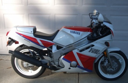 Yamaha_FZR_600_2021