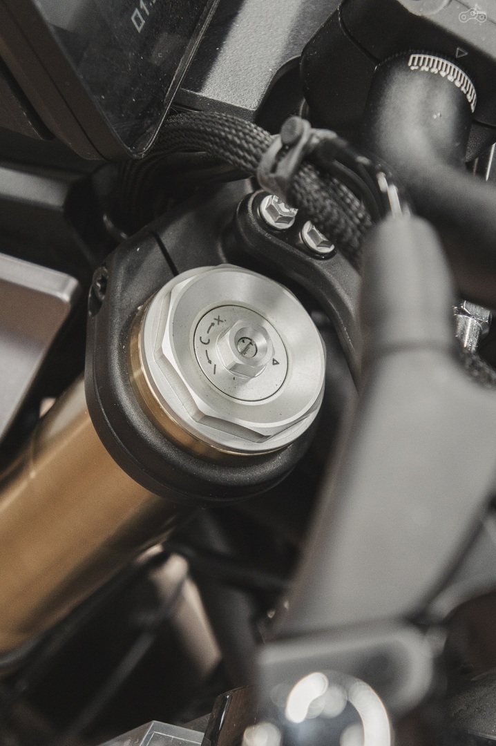 Подвески SRK 900 носят клеймо Marzocchi. Спереди — полностью регулируемая вилка перевёрнутого типа с трубами диаметром 43 мм, а сзади — моноамортизатор с широким спектром настроек