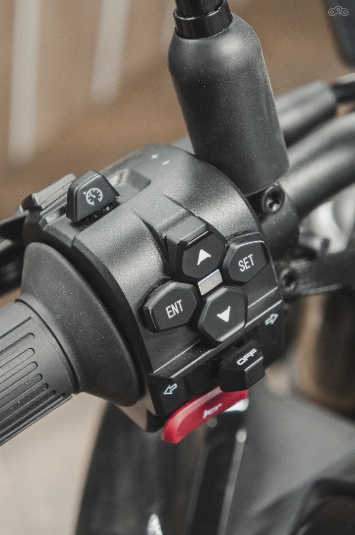 Очевидно, что QJMOTOR не мог позволить себе отказаться от достижений цивилизации. Поэтому SRK 900 оснащён полным набором электронных помощников: «газом по проводам» Ride-by-Wire, трекшн-контролем, круиз-контролем, квикшифтером и «угловой» ABS