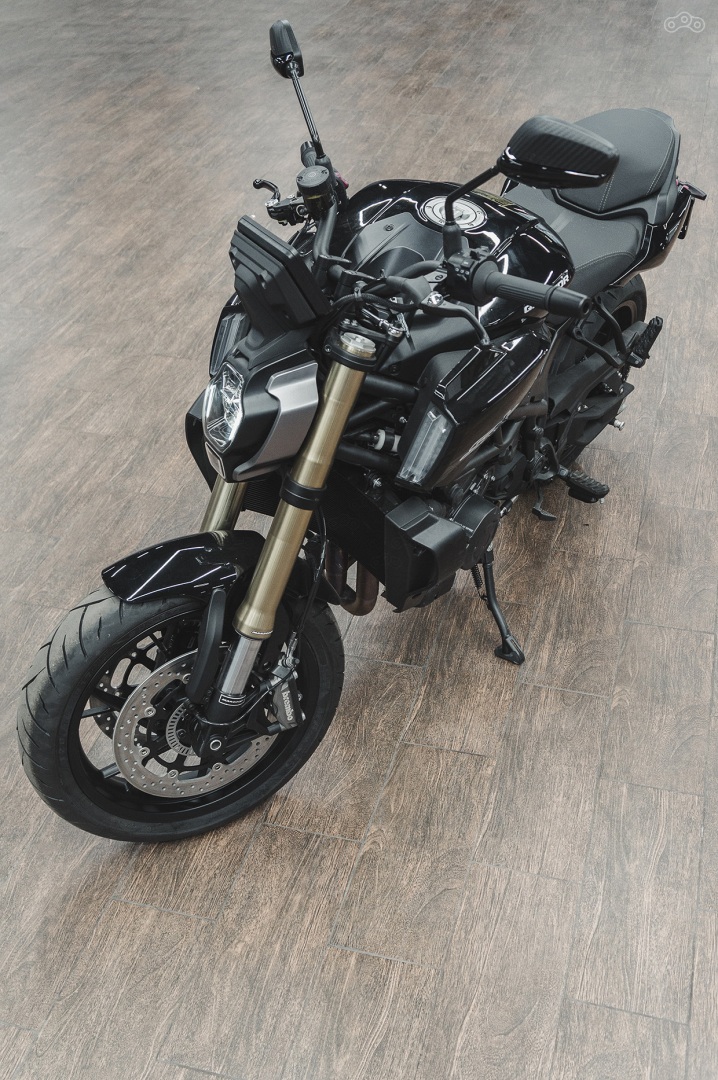 Регулируемый рулевой демпфер на «городском хулигане» — вещь незаменимая. Для большей устойчивости на высоких скоростях