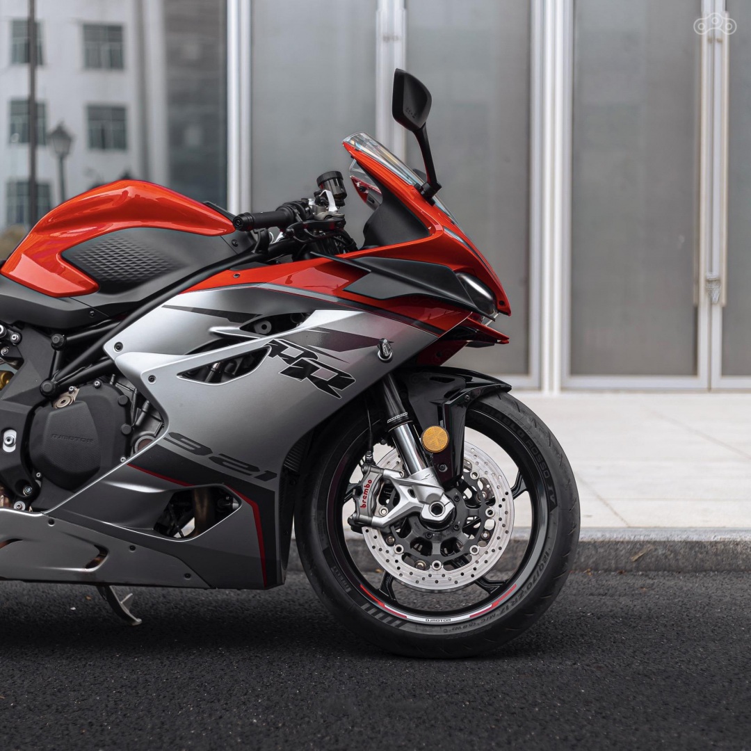 Смелый стиль и высочайший уровень технических решений. Одни из наиболее характерных элементов SRK 921 RR — аэродинамические элементы, знаменующие новую парадигму в дизайне и конструировании новых моделей QJMOTOR. Особое внимание при многочасовых исследованиях в аэродинамической трубе уделено не только уменьшению лобового сопротивления (Cx), но и увеличению прижимной силы (Cz), обеспечивающей высокую динамику благодаря невероятной устойчивости. Чтобы вы могли достичь ещё большей скорости — перед поворотом, в вираже и при ускорении