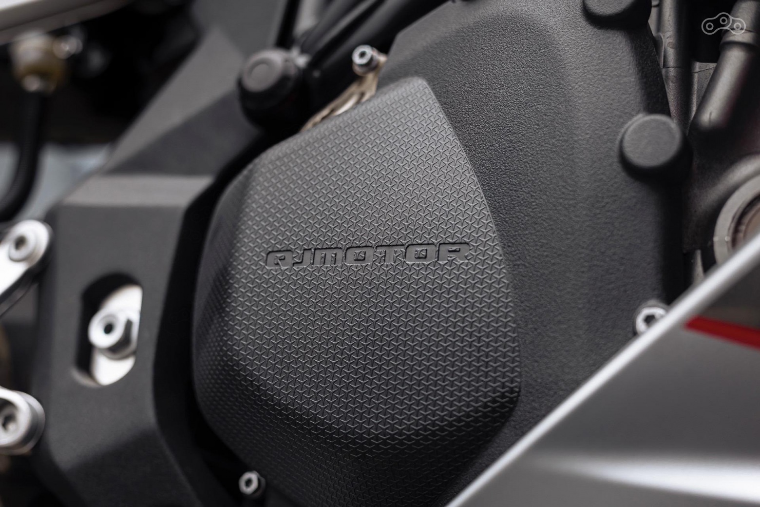 В основе рядного 4-цилиндрового двигателя рабочим объёмом 921 см³ (78,0×48,2 мм) лежит конструкция, заложенная в середине 1990-х годов бывшим гоночным инженером Ferrari и Cagiva Риккардо Росой: именно ему принадлежит идея внедрения в мотоциклетные моторы радиального расположения клапанов. Впрочем, несмотря на классическую архитектуру, 16-клапанная «четверка» оснащена блоком дроссельных заслонок с диффузором Ø46 мм, что при степени сжатия 13,0:1 помогло добиться 129 л.с. при 10 000 об/мин и 93 Н·м при 8000 об/мин. Причём 80% крутящего момента приходятся на диапазон от 4000 до 11000 об/мин. Иными словами, двигатель готов порадовать не только пиковой отдачей, но и эластичностью