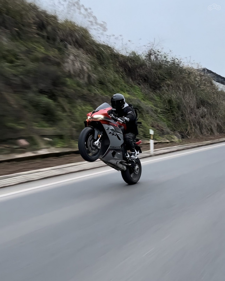 Представить современные мотоциклы без двоичного кода уже немыслимо. Причём корректная работа многих электронных систем стала возможна исключительно благодаря внедрению инерционного датчика IMU (он учитывает не только движение по трём осям, но и вращение вокруг них), включая работающую в наклоне ABS, трекшн-контроль TCS и лонч-контроль LC. Плюс на выбор три режима двигателя: Sport (129 «лошадей» и наиболее оперативный отклик на газ), Normal (тоже полносильный, но с мягкими реакциями) и Rain (сниженная на 30% отдача и наивысшая подстраховка со стороны электроники). Двусторонний квикшифтер гарантирует точность и скорость переключения передач