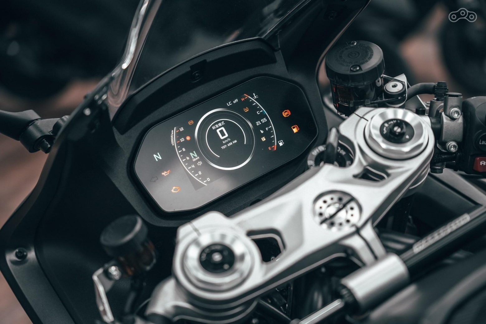 Новая концепция индикации и управления на цветном TFT-дисплее SRK 921 RR подкупает интуитивностью, наглядностью и качеством отображения. Она позволяет отконфигурировать многочисленные параметры мотоцикла, адаптировав их под погодные условия или свои предпочтения