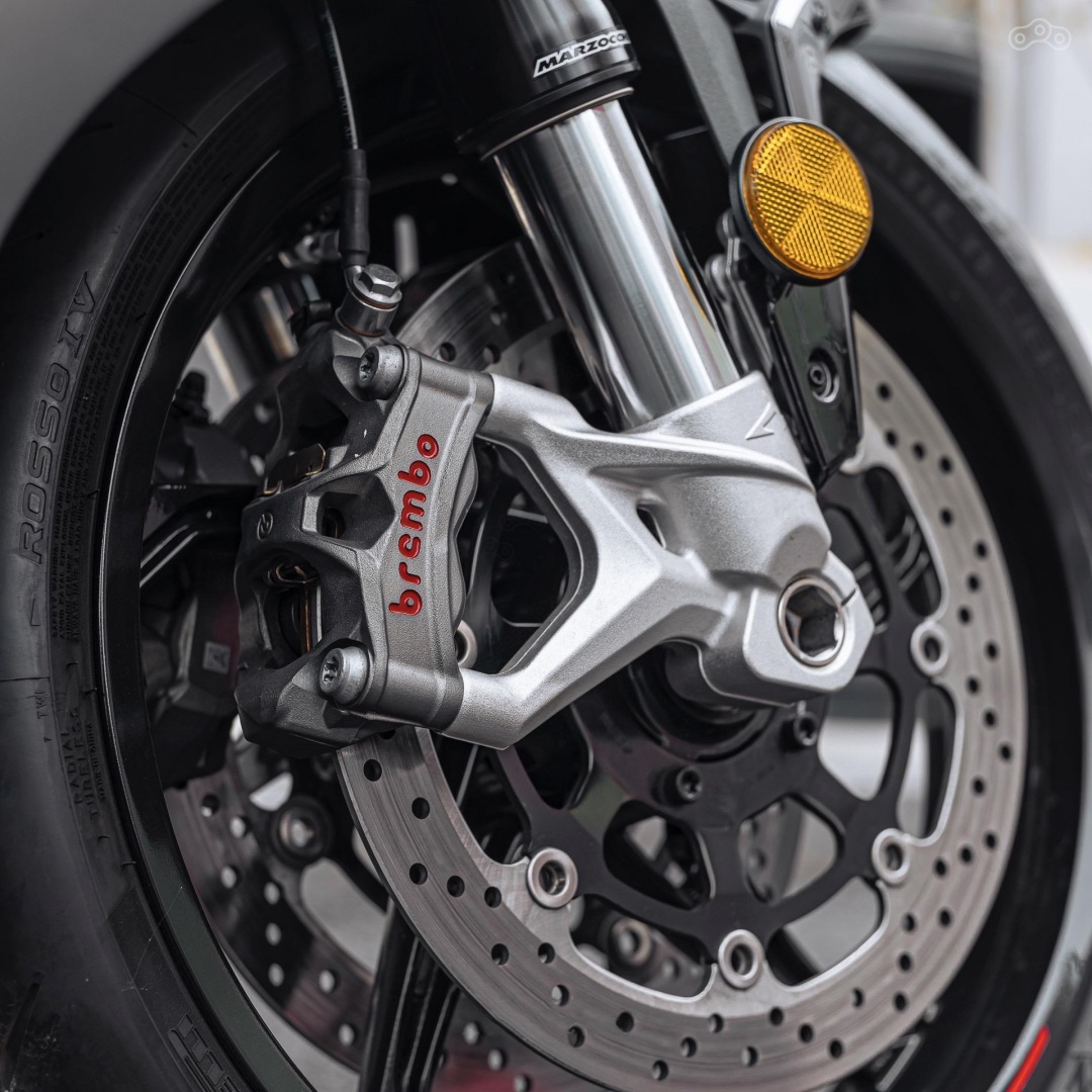 Спортивный SRK 921 RR уже в серийном исполнении оснащается мощной тормозной системой Brembo с 4-поршневыми «моноблоками» радиального типа Stylema спереди и 2-поршневым суппортом сзади, обеспечивающими эталонное замедление даже в условиях гоночной трассы. Двусоставная конструкция передних тормозных дисков диаметром 320 мм, включающая в себя алюминиевые ступицы, позволяет сократить неподрессоренные и вращающиеся массы. Антиблокировочная система учитывает угол наклона мотоцикла и позволяет безопасно тормозить в поворотах