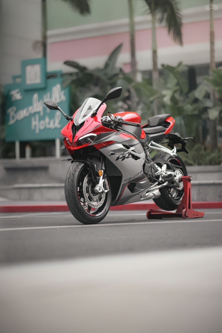 Быстрые повороты. Прохождение «шпилек». Круги почета. С SRK 921 RR вы полюбите все эти маневры. Его комбинированная рама из стальных труб и алюминиевых отливок вкупе с полностью регулируемыми подвесками Marzocchi обеспечивает азартную управляемость и высокую устойчивость как на прямых, так и в виражах. Спереди установлена телескопическая вилка перевернутого типа с перьями диаметром 50 мм, сзади — литой маятник с консольным креплением колеса и моноамортизатором. К тому же не стоит забывать про регулируемый рулевой демпфер Marzocchi