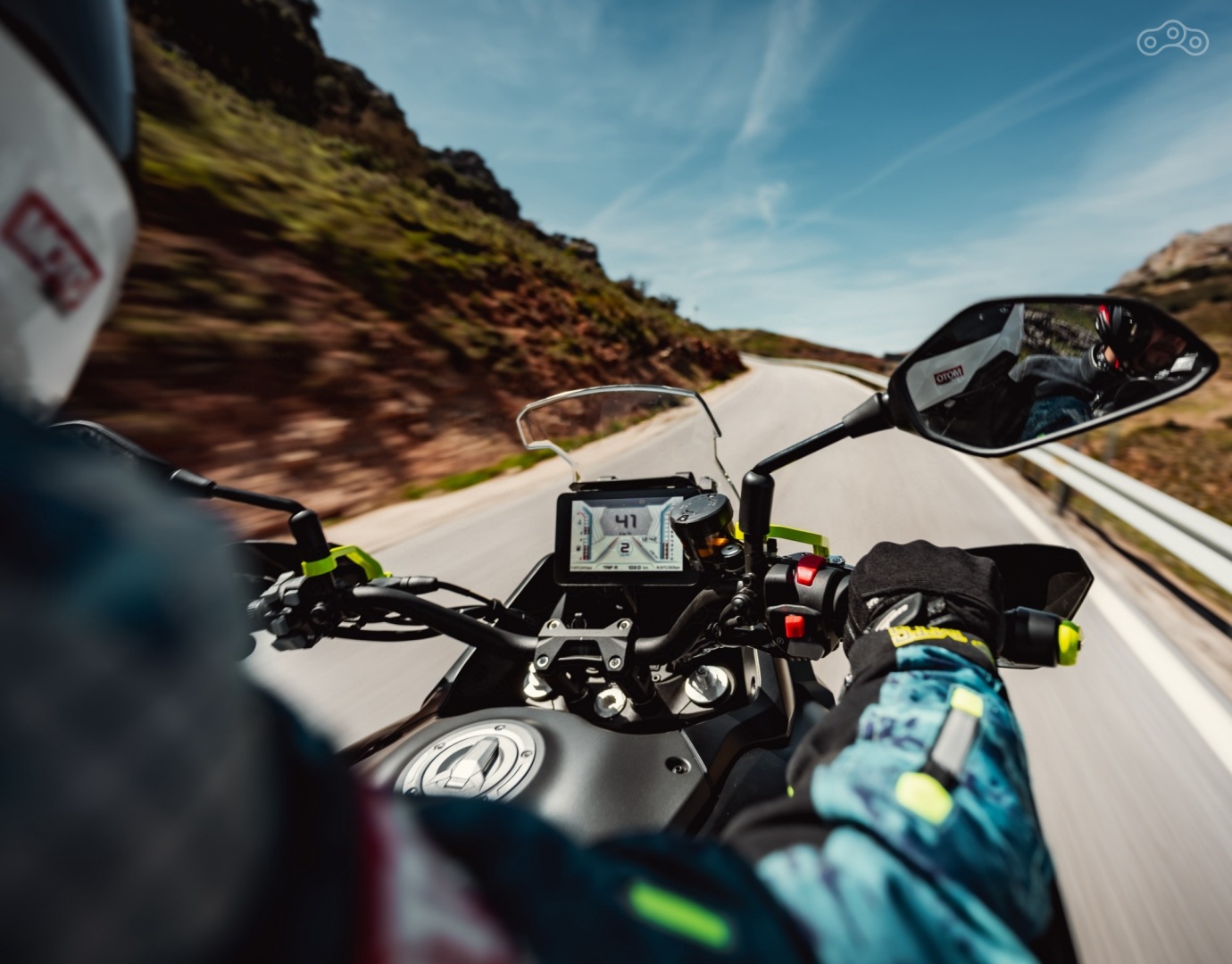 Цветная TFT-панель способна соединяться со смартфоном и выводить на экран навигацию. Причём можно воспользоваться как картами из фирменного приложения Carbit Ride (их поставляет Map Box), так и любыми другими на ваш выбор (через функцию «отзеркаливания»). Интуитивно понятное управление и навигация по бортовому меню производится двумя кнопками на левом пульте