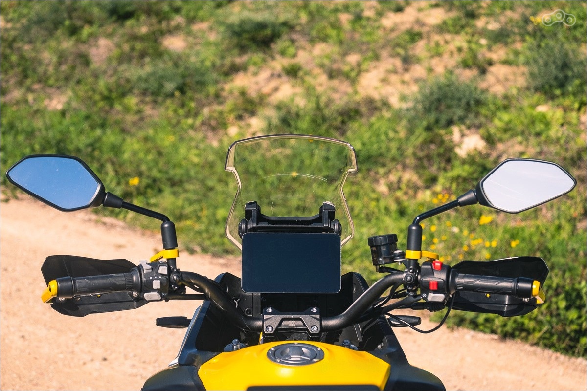 Расположение органов управления определяет не только комфорт, но и само восприятие мотоцикла. Поэтому эргономике здесь уделено особое внимание. Например, сиденье, хотя и разделено на водительскую и пассажирскую части, намеренно выполнено почти в одном уровне — чтобы райдеру было проще перемещаться по нему при маневрировании. Высота посадки — 795 мм. Подогревы рукояток и сиденья входят в стандартную комплектацию