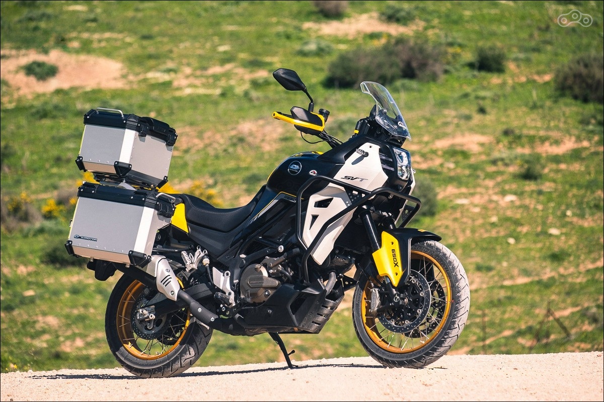 Острые линии обтекателей и ровные поверхности создают образ, сочетающий брутальность и утончённость. Выразительные акценты подчеркнуты формованными элементами вокруг вертикальной фары и топливного бака