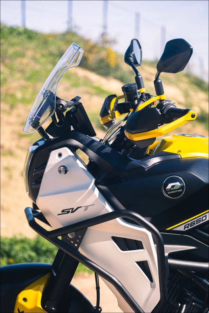 Ветровое стекло выглядит компактно и не перекрывает обзор, но при этом обеспечивает эффективную защиту от ветра и плохой погоды. Оно легко регулируется при помощи удобных регуляторов, расположенных вблизи панели приборов