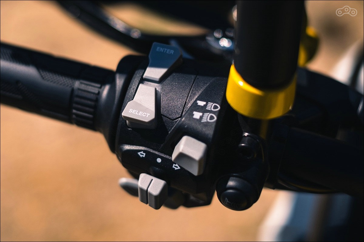 Кнопки пультов снабжены подсветкой, что бывает очень кстати в темное время суток