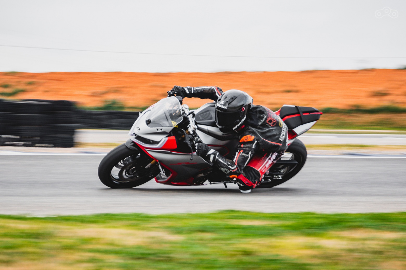 Суперспортивный и ультракомпактный, но при этом остаётся комфортным. Узкий бак обеспечивает плотный контакт с мотоциклом, а жёсткое седло, необходимое для активных смещений на треке, сохраняет удобство и на длинных маршрутах.