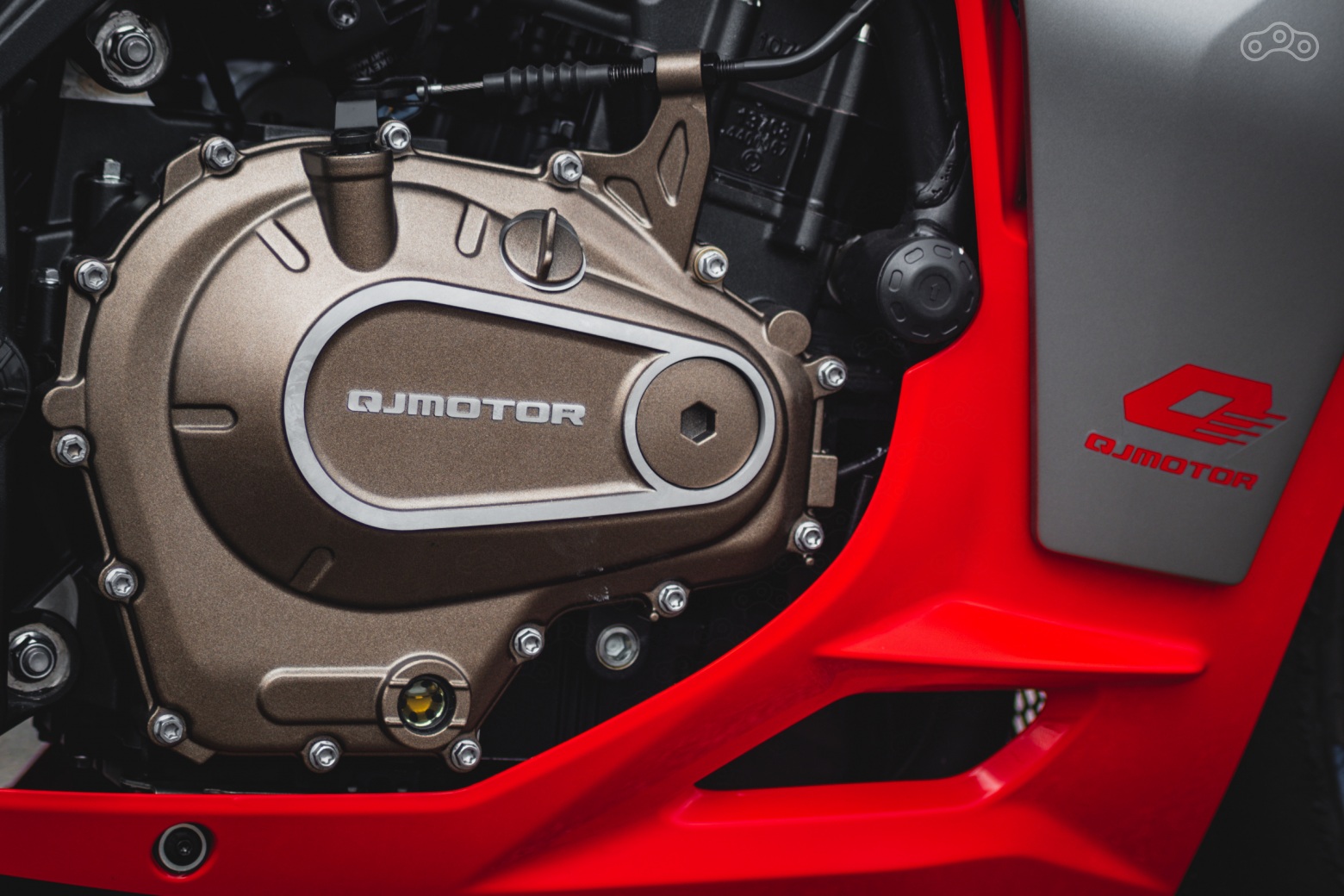 Двигатель рабочим объёмом 421 см³ (57×41,2 мм) при степени сжатия 12,1:1 выводит производительность в «четырёхсотом» сегменте на новый уровень: 77,5 л.с. при 14 000 об/мин и 39 Н·м при 13 000 об/мин. Быстрый набор оборотов, точный отклик на «газ» и гибкий характер: уверенная тяга на низких и средних оборотах в городе, а на треке — взрывная мощь при высоких. Особая гордость — характерный звук высокооборотной рядной «четвёрки» QJMOTOR, ставший подлинной визитной карточкой модели.