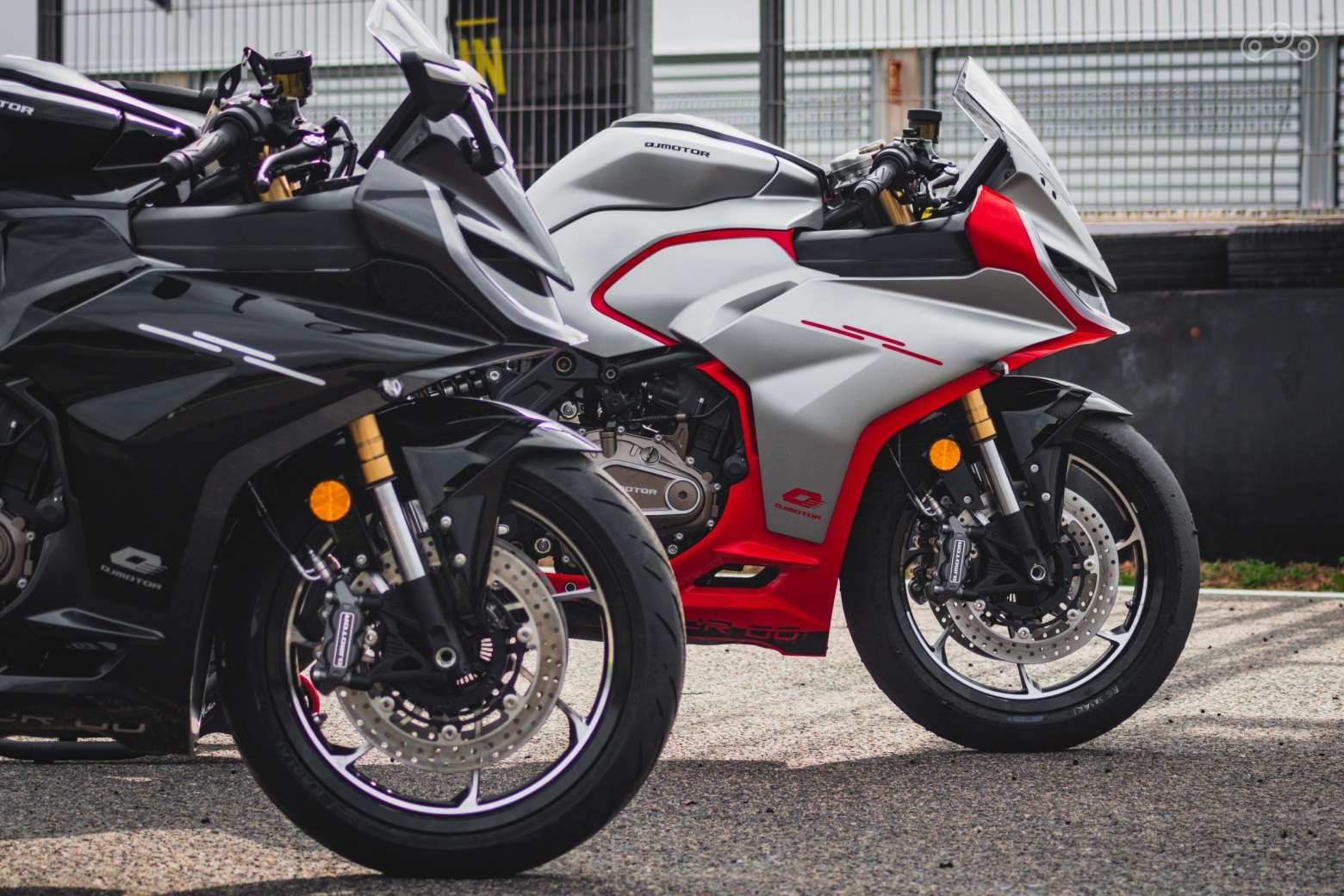 Двойная фара спереди, задний фонарь и поворотники в стиле нашумевшего концепта TEN78 — полностью светодиодные.