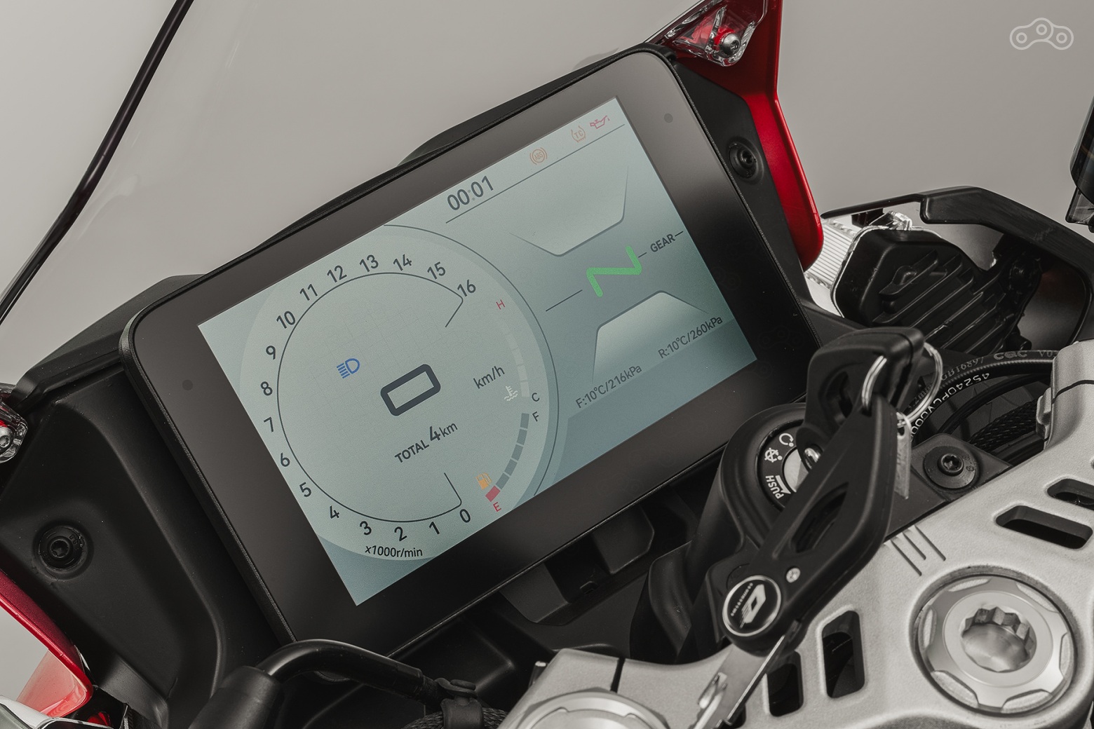 7-дюймовый TFT-дисплей позволяет синхронизировать мотоцикл с приложением Carbit Ride на смартфоне и выводить навигационные подсказки на приборную панель.