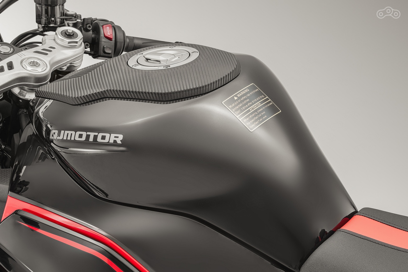 Бензобак вмещает 16 л топлива АИ-95, что при среднем потреблении около 4,5 л на «сотню» позволяет преодолеть до 350 км на одной заправке.