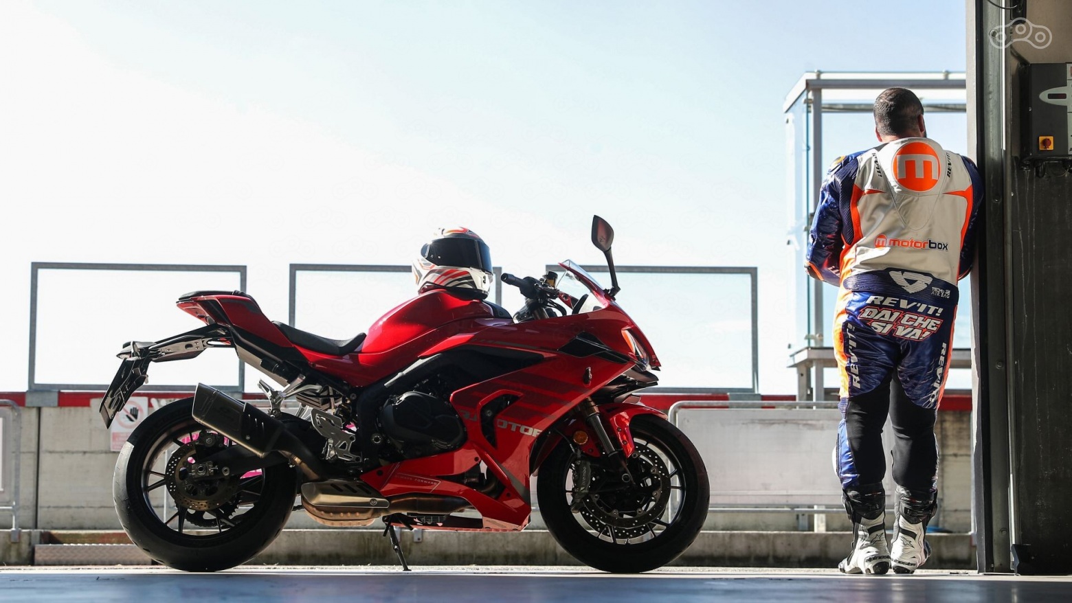 Целеустремлённый и стильный, этот мотоцикл отличается современным, агрессивным дизайном и полноразмерными спортивными обтекателями, идеально подходящими как для городских поездок, так и для динамичных прохватов по извилистым дорогам.