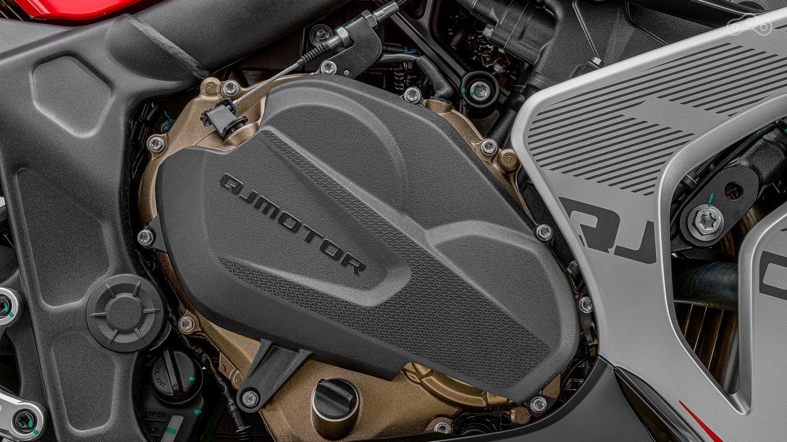 Рядный четырёхцилиндровый двигатель объёмом 778 см³ при степени сжатия 11,6:1 развивает 95 л.с. при 10000 об/мин и 75 Н·м при 8500 об/мин — он создан для того, чтобы работать на пределе возможностей. Плотно сближенные передачи и ровная, нарастающая волна мощности обеспечивают стремительное ускорение, а характерное высокооборотистое звучание у красной зоны тахометра вызывает настоящую зависимость. Добавьте к этому квикшифтер, позволяющий переключать передачи молниеносно, без использования сцепления, а также усовершенствованную систему охлаждения — и становится очевидно: перед вами настоящий шедевр инженерного искусства, созданный ради чистого удовольствия от езды.