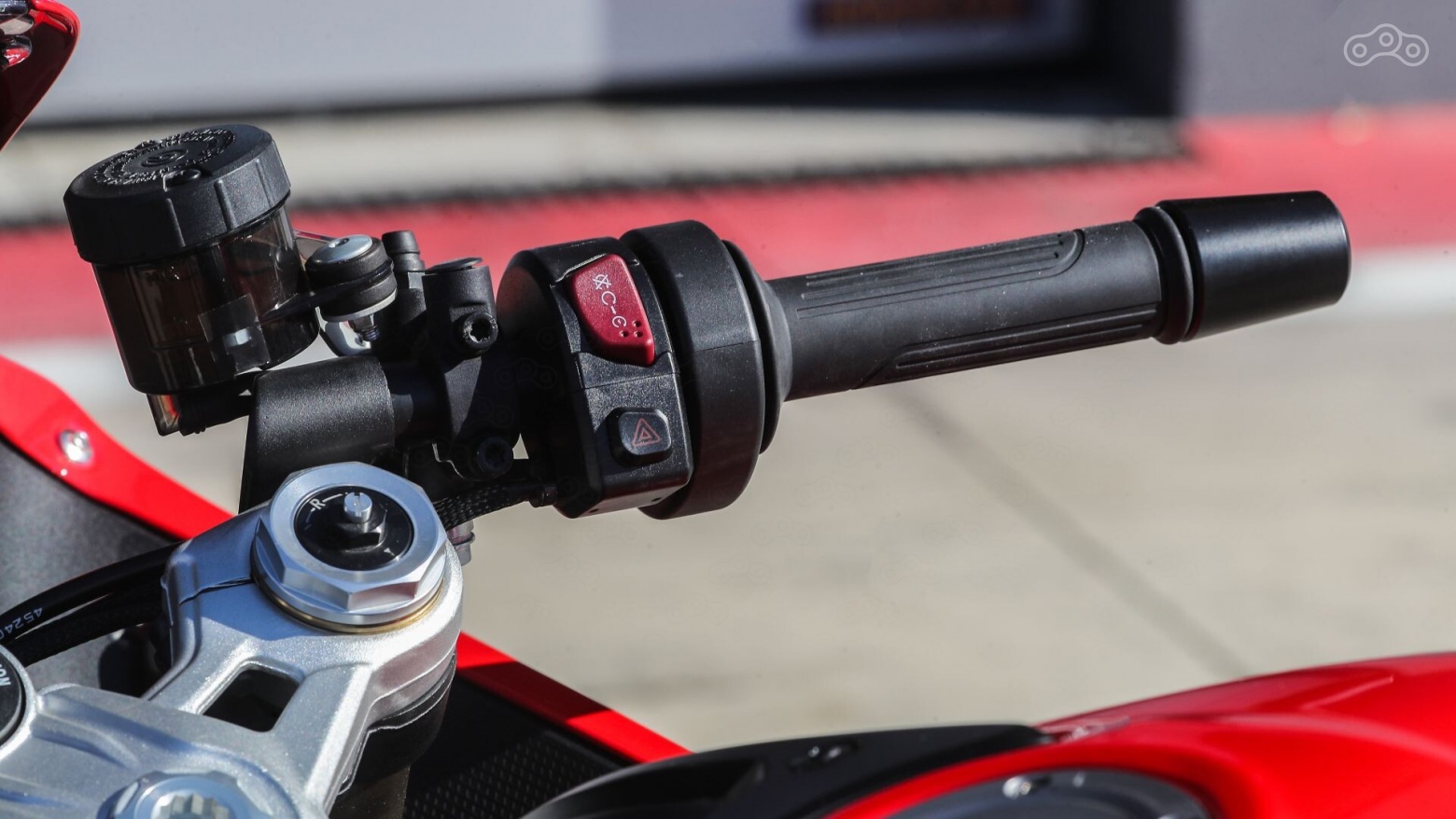 Будь то разгон на прямой, прохождение тесных поворотов или спокойное движение с постоянной скоростью электронная система управления дросселями Ride-by-Wire производства итальянской фирмы Marelli делает отклик на поворот рукоятки газа плавным и естественным, повышая эффективность, точность и предсказуемость управления.