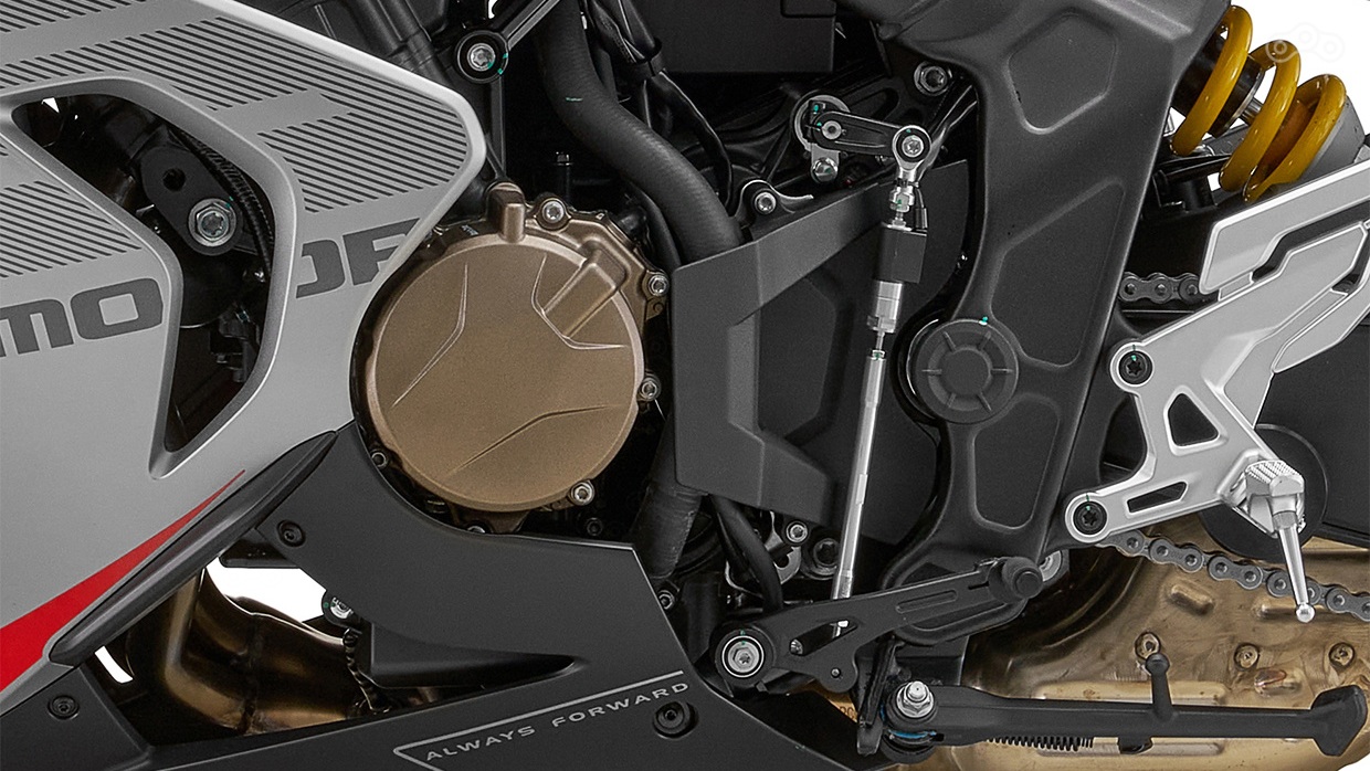 Квикшифтер входит в стандартное оснащение и обеспечивает сверхбыстрые переключения передач без сцепления — как вверх, так и вниз. Это незаменимый помощник при спортивной езде и в городском трафике, где требуется постоянно менять передачи.