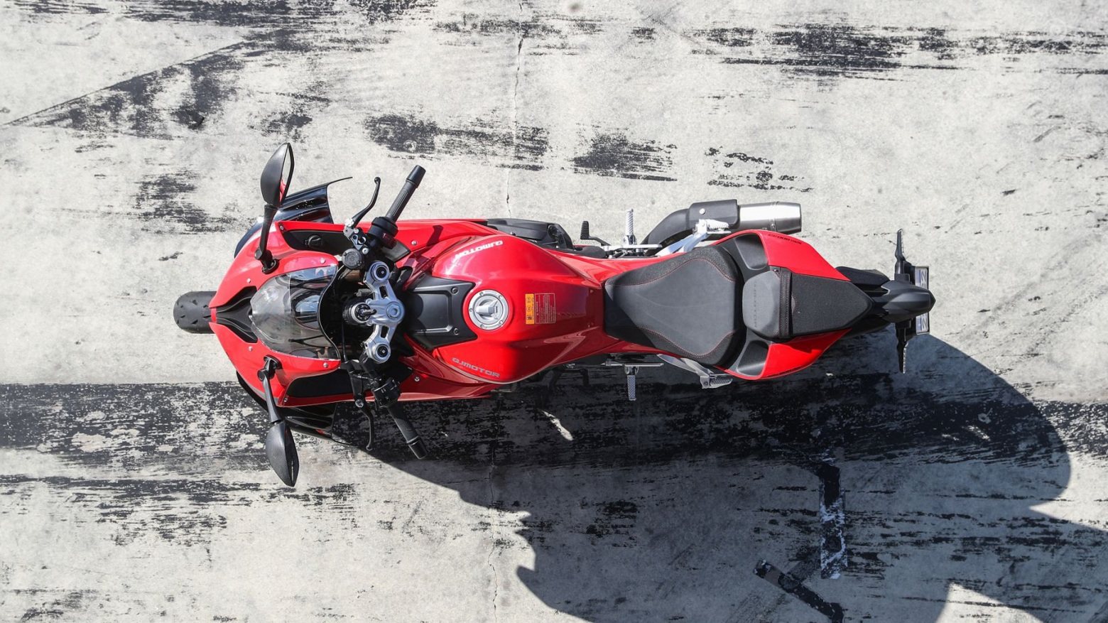 Компактная стальная рама SRK 800 RR обеспечивает быструю и точную управляемость, мгновенно реагируя на действия райдера. В сочетании с высококачественной регулируемой подвеской Marzocchi и тормозами Brembo такая компоновка создает легкий и маневренный мотоцикл, внушающий уверенность на любой дороге и для любого уровня опыта.