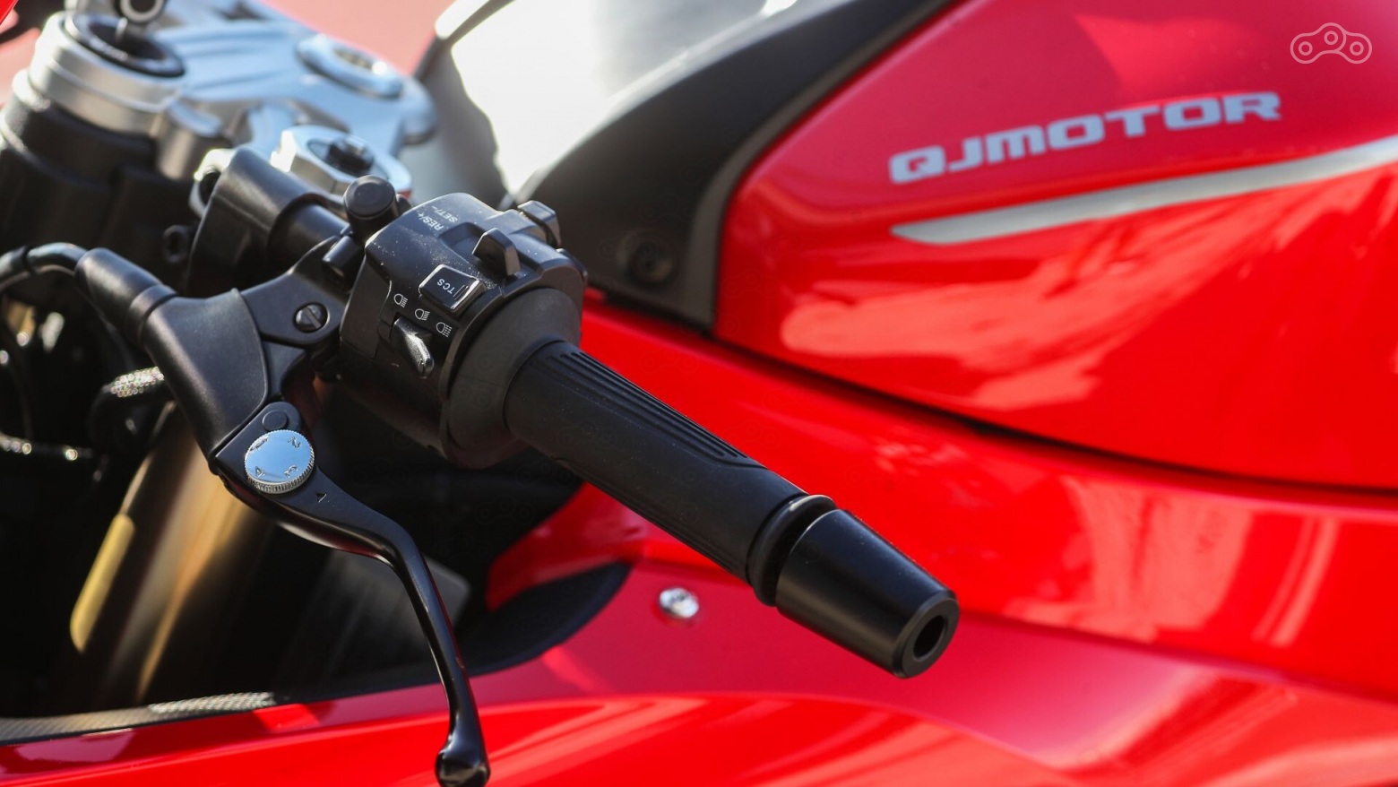 Система контроля тяги TCS мягко контролирует сцепление заднего колеса как на сухом, так и на мокром покрытии, делая прохождение поворотов не только безопасным, но и по-настоящему захватывающим. При желании систему можно полностью отключить соответствующей кнопкой на левом пульте.