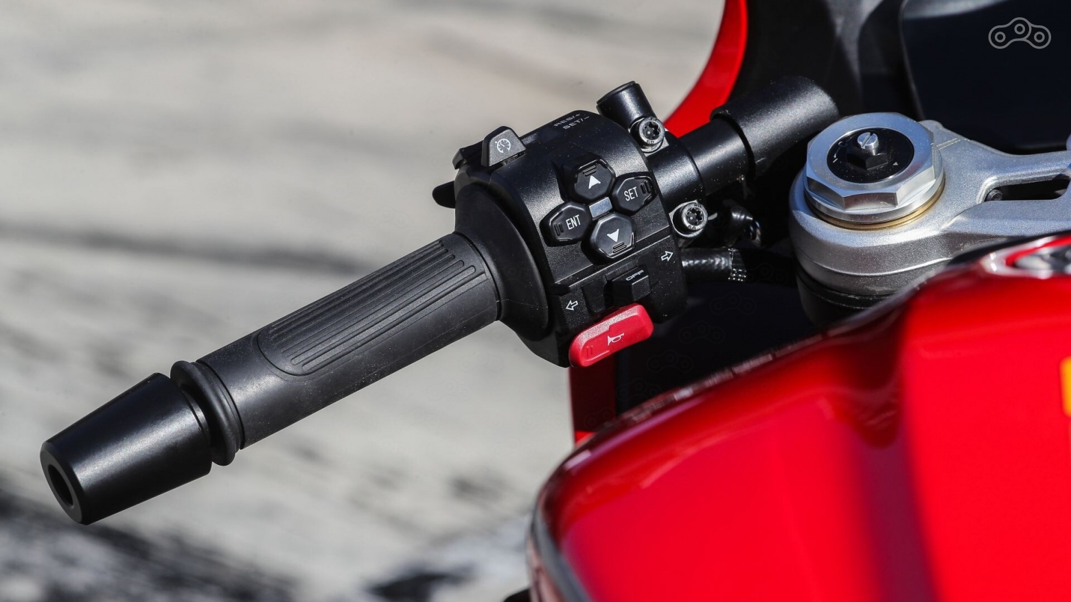 Система круиз-контроля идеально работает в паре с электронным управлением дросселем Ride-by-Wire и проста в использовании. Она снижает усталость во время продолжительных поездок по трассе, позволяя поддерживать стабильную скорость и делая движение заметно спокойнее, комфортнее и приятнее.