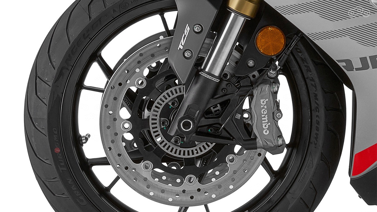 Радиальные четырёхпоршневые суппорты Brembo M4.32, плавающие диски диаметром 320 мм и главный тормозной цилиндр радиального типа обеспечивают мощное, точное и стабильное замедление в любых условиях.