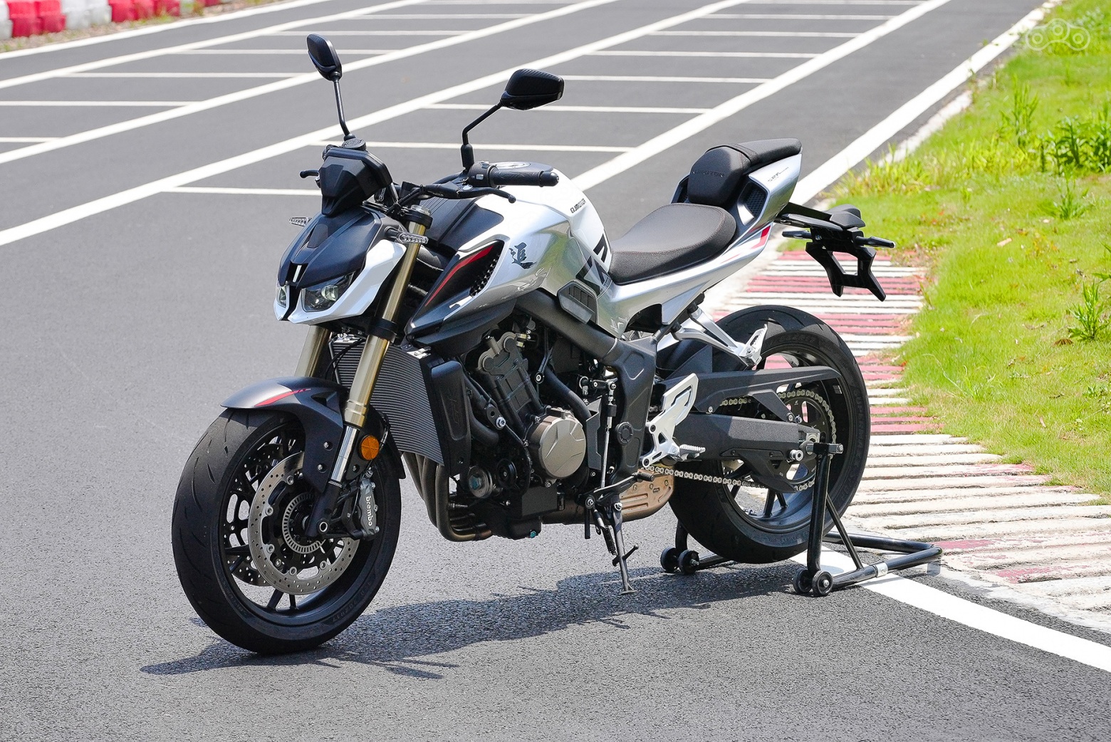 Уверенность при торможении и филигранная точность в поворотах — стальная диагональная рама и полностью регулируемые подвески Marzocchi сочетают необходимую жёсткость для эффективной передачи мощности с упругостью, обеспечивающей плавный и предсказуемый ход.