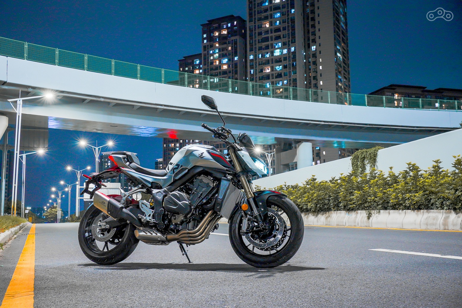 В духе современного времени SRK 800 оснащён всем необходимым набором электронных ассистентов, без которых уже невозможно представить мотоцикл нового поколения, включая режимы двигателя (Sport, Normal и Rain), «электронный газ» Ride-by-Wire, трекшн-контроль TCS, круиз-контроль, двусторонний квикшифтер и систему контроля давления в шинах.